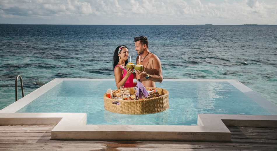 1. Desayuno flotante en tu piscina privada