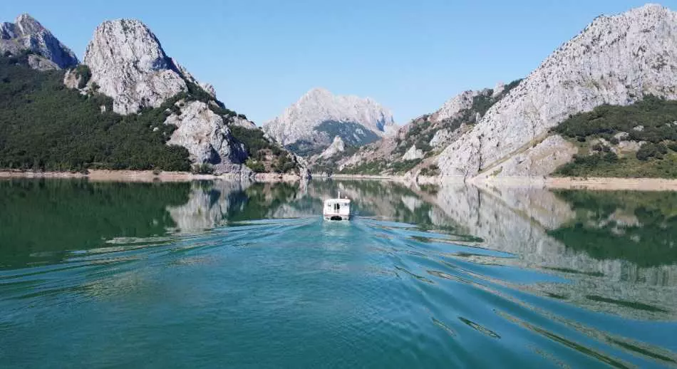 León entre el rojo del otoño y el brillo de la Navidad
