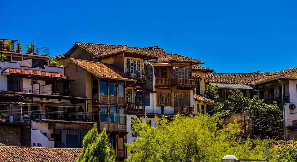 Cuenca del Ecuador y las casas colgantes del Barranco