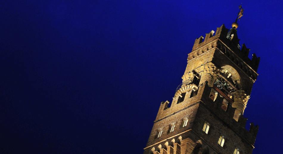 5 Centro storico di Firenze torre darnolfo notte archivio Toscana Promozione Turistica