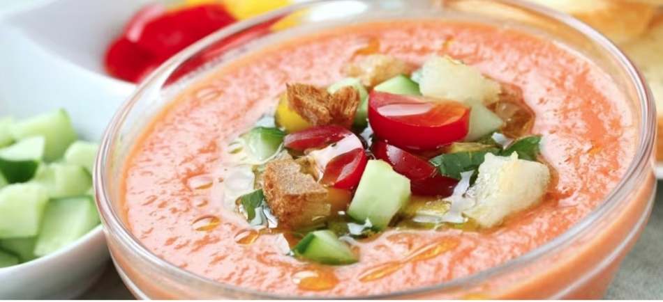 6. Tomar pulpo a feira gazpacho y paella