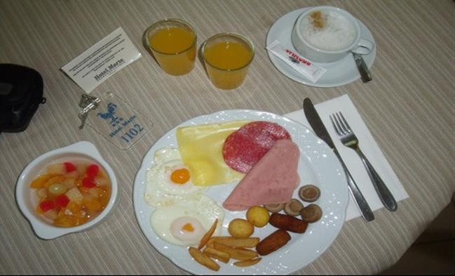 7 Desayuno tradicional en el buffet del Hotel Marte