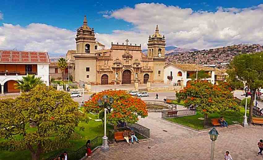 8 ciudad de Ayacucho plaza e iglesia1
