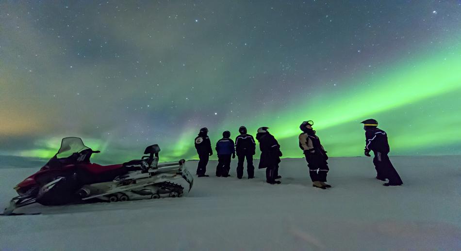 Arctic coast paseos en motos vistas auroras boreales
