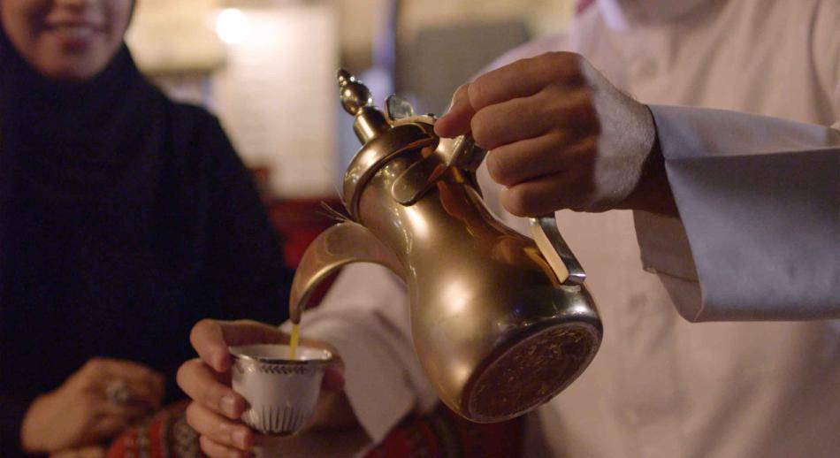 Café se sirve en dallah en tazas sin asas