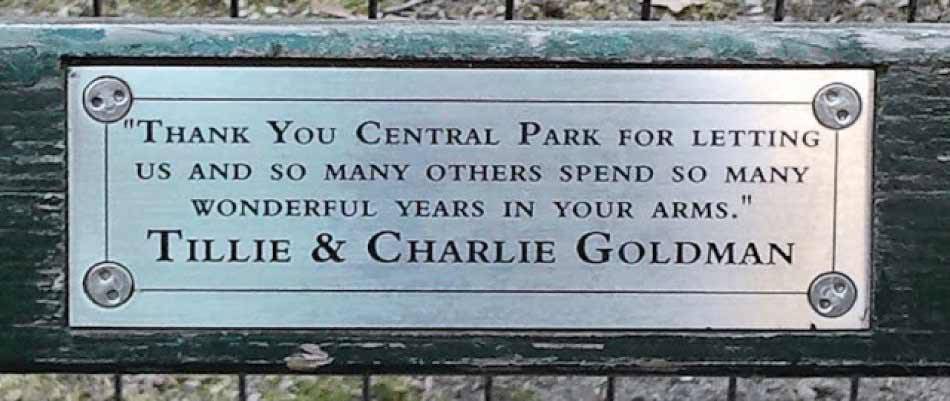 Central Park placas en las bancas donadas