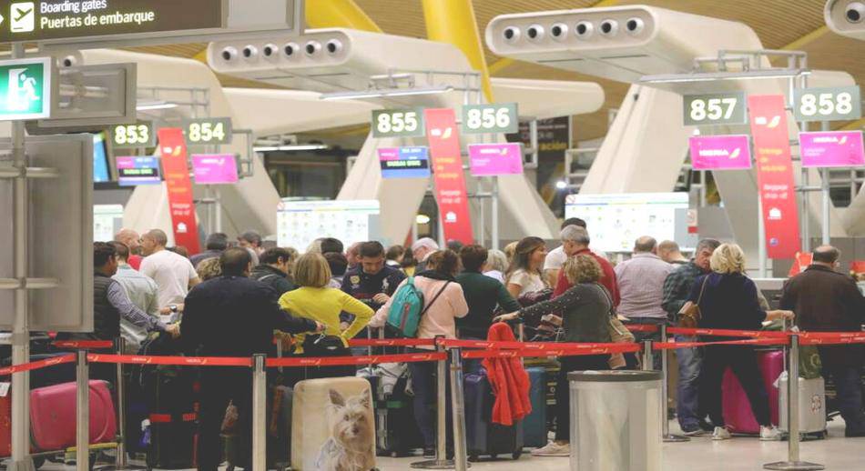  Imagen de las colas de turistas en los  aeropuertos españoles