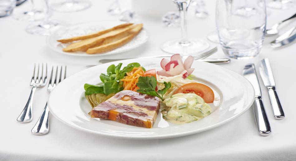 CroisiEurope Entree Terrine Selection du Chef salade de saison au vinaigre balsamiqueChristian Creutz