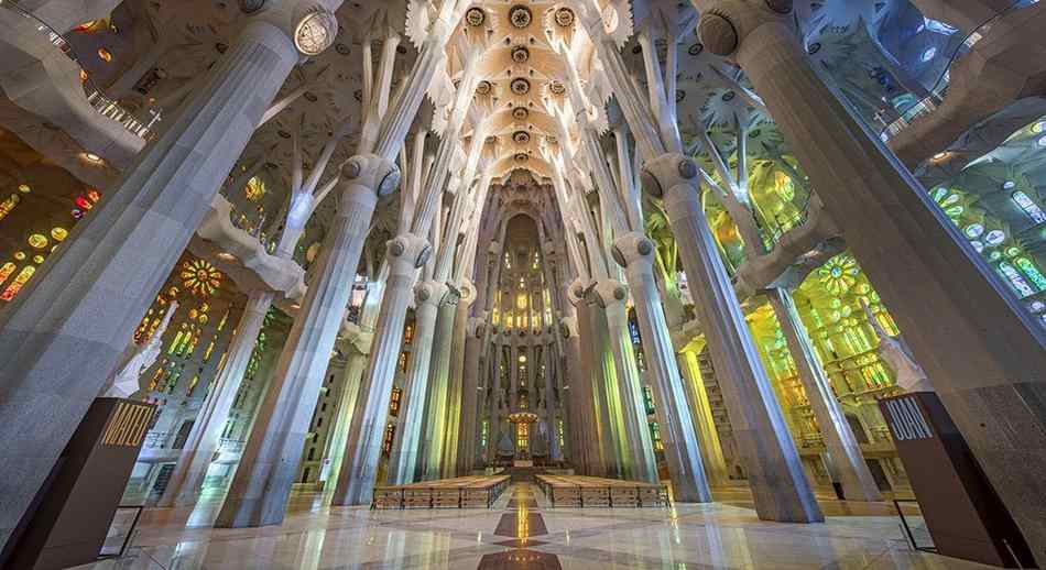 Interior_Sagrada_Familia_Barcelona.jpg