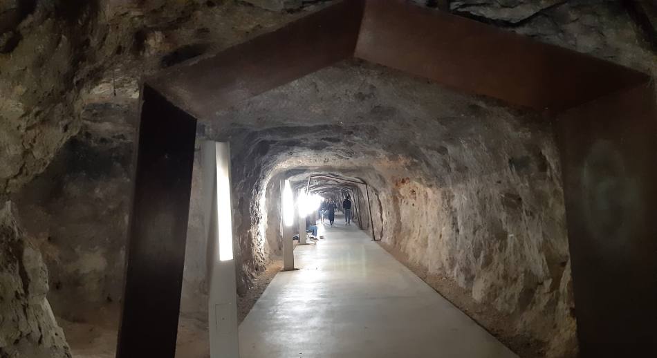Interior del túnel del Castillo de Dénia