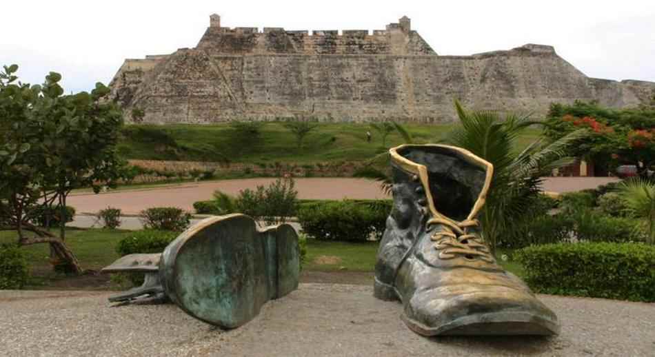 Monumento en Cartagena zapatos viejos