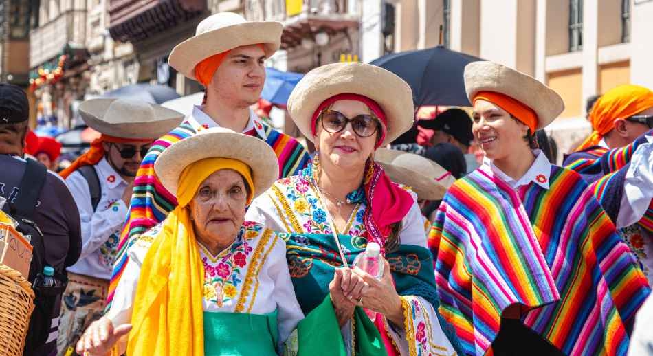 Pasacalles_con_ropa_típica_ecuatoriana.jpg