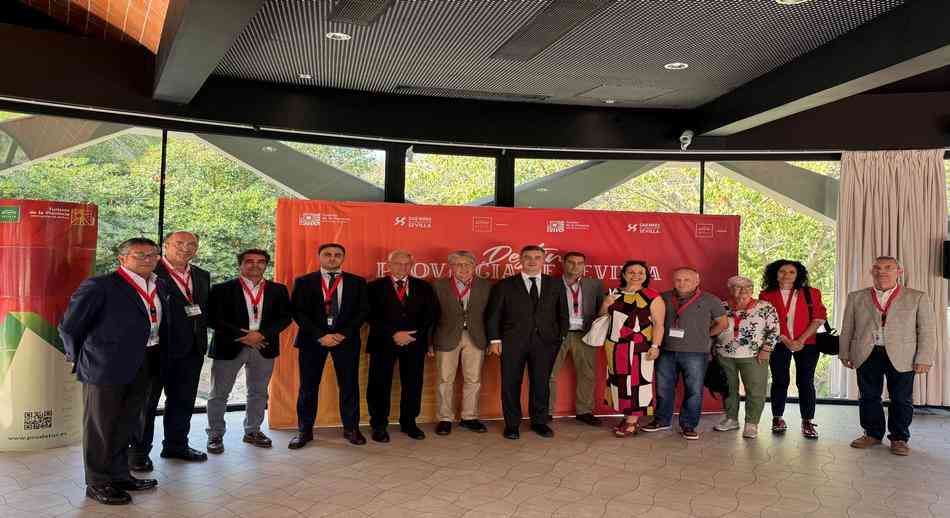 Presentación Destino Sevilla Barcelona representantes de asociaciones empresariales de Sevilla y prensa especializada de Barcelona