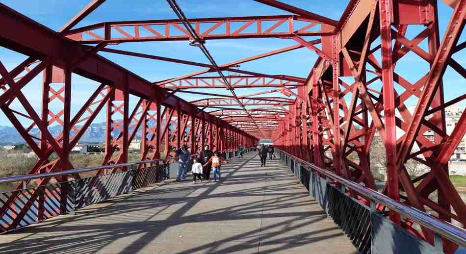 Puente del ferrocarril es de hierro en Tortosa hoy peatonal