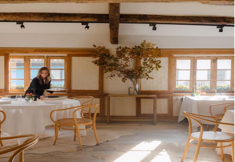 Uno de los comedores del restaurante Casa Marcial