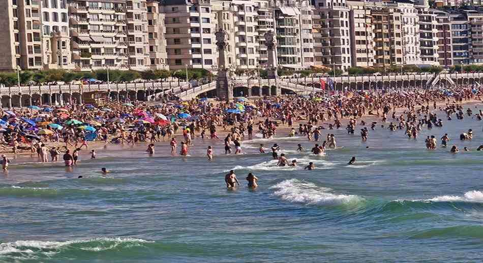 Playa de Donostia by Artur Crosby