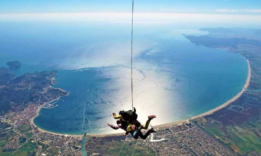  Estos son los mejores lugares de España para tirarse en paracaídas