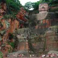 Cuando la piedra aprendió a respirar: el Gran Buda de Leshan frente al paso de trece siglos