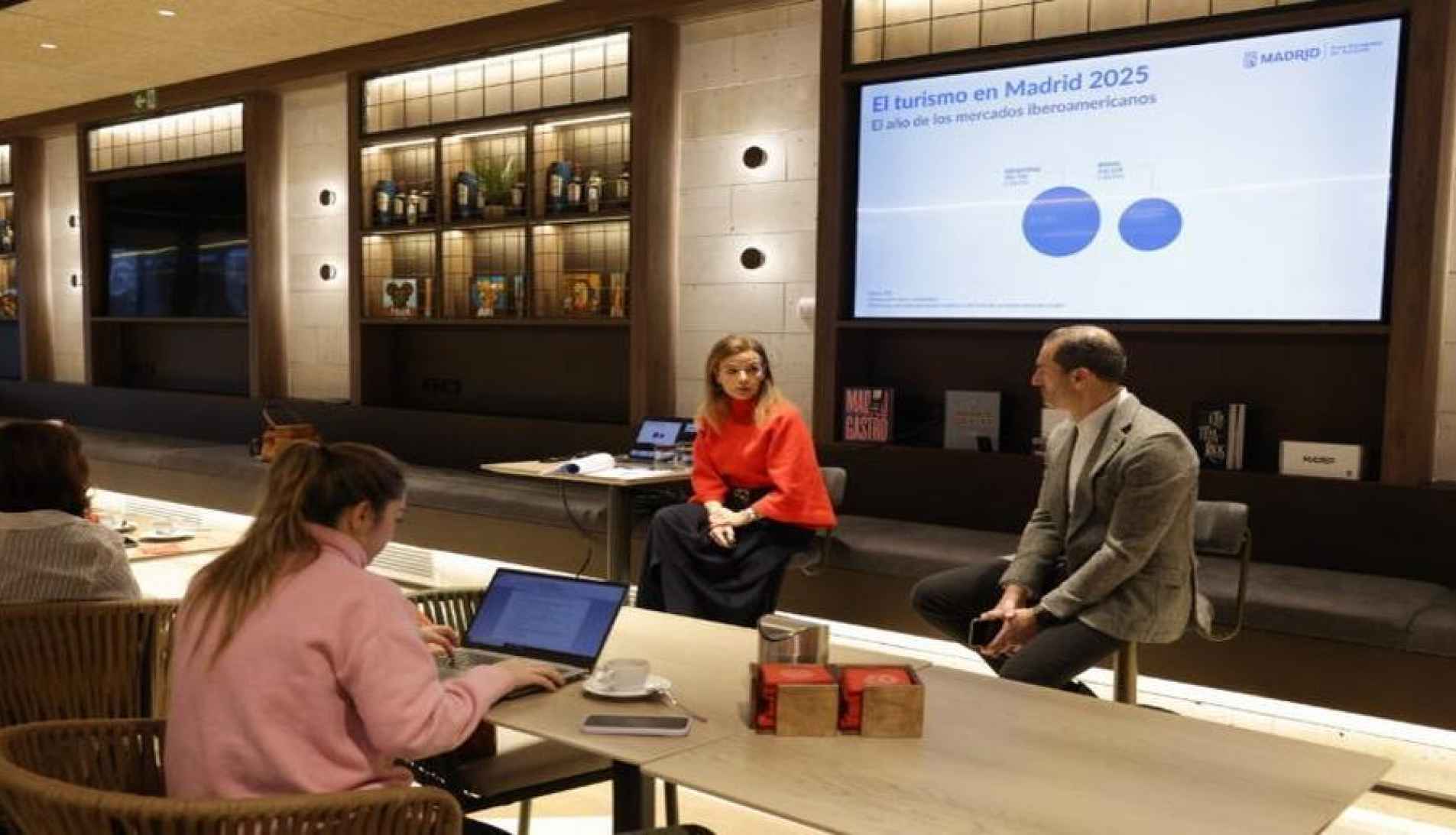 Madrid alcanza los 17.900 millones de euros de gasto turístico internacional y presenta un 2026 basado en la descentralización y las experiencias