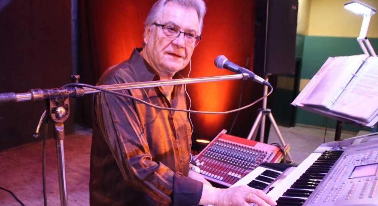 Joan Carbonell, el trovador incansable: 77 años, mil canciones y un mundo recorrido